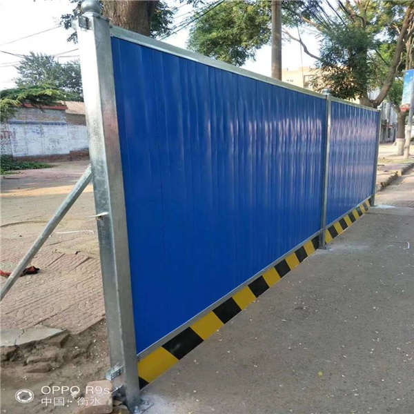 黑黃擋板彩鋼板 開發(fā)區(qū)城區(qū)新市區(qū)圍擋 泓宸輝建筑工程護(hù)欄