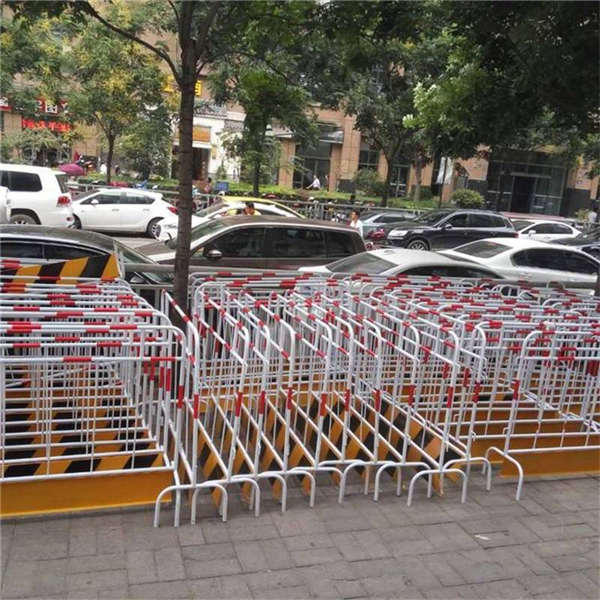 泓宸輝不銹鋼鐵馬防護(hù)欄 1*1.5米臨邊隔離欄 可拆卸白色移動拒馬