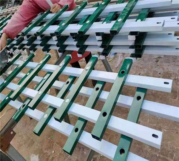 四杠鐵藝護(hù)欄工藝 金屬噴涂柵欄 住宅小區(qū)圍網(wǎng)使用黑色